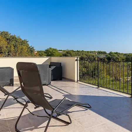 Villa House Luna By Guide Pomer